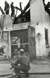 501926 Afbeelding van het nablussen van de afgebrande schuimrubberfabriek te Nigtevecht.